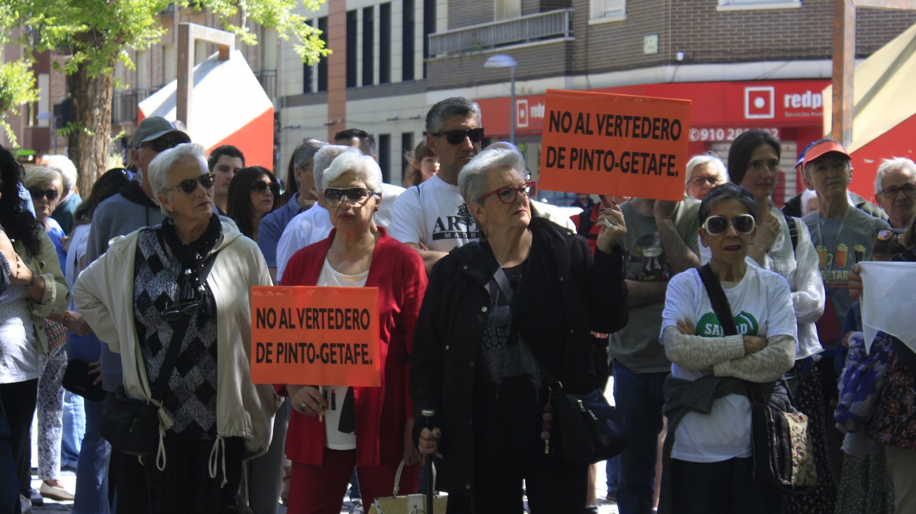 Dos vecinas portan carteles con lemas pidiendo el cierre del vertedero.