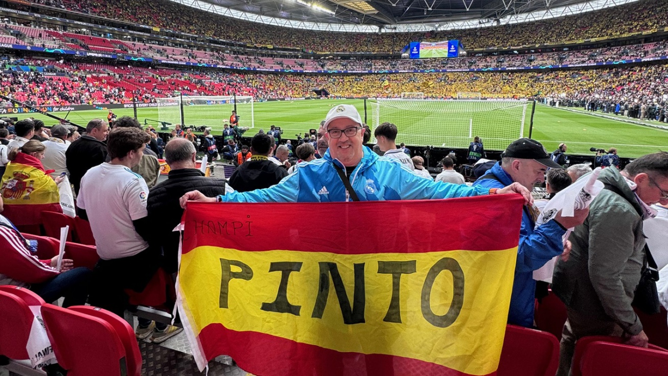 'Champi' posa con su bandera de España dentro del estadio.