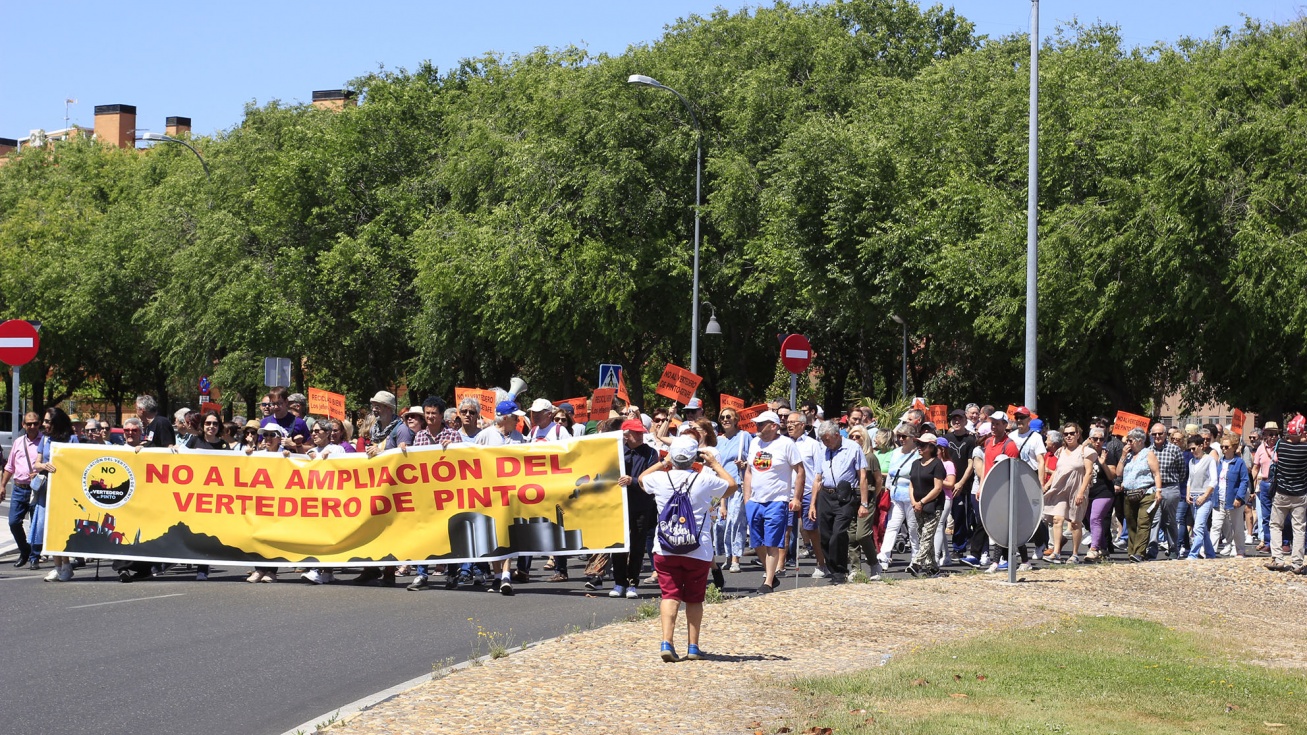 Los manifestantes en la rotonda del paseo de las Artes.