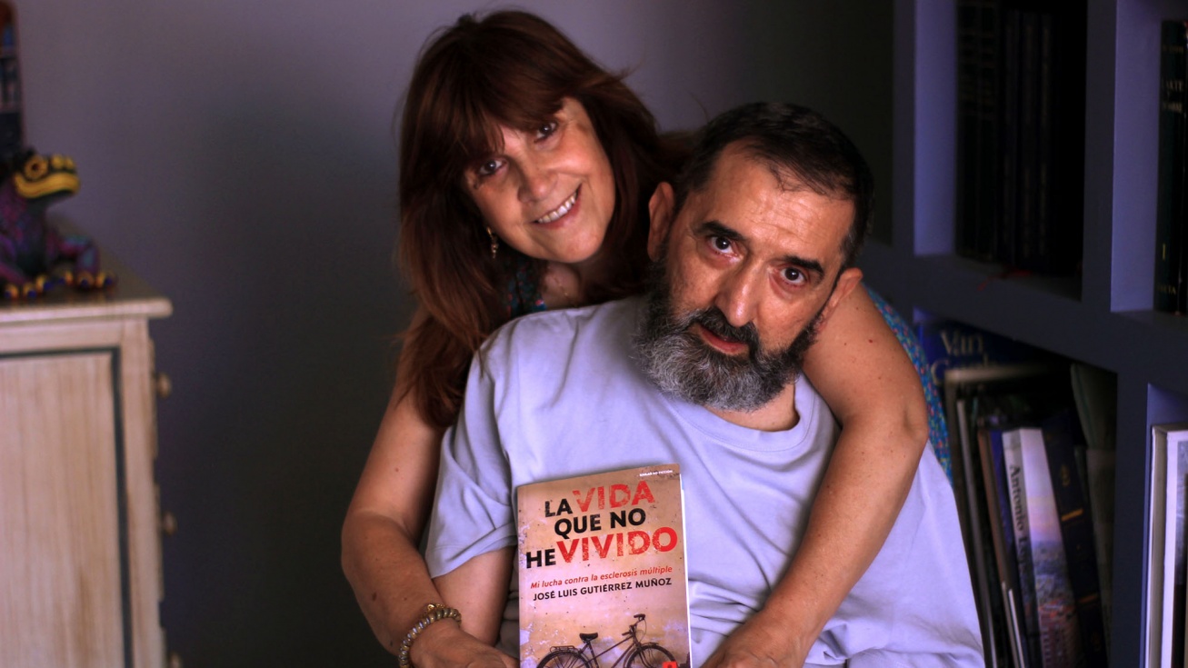 José Luis y Aurora posan con el libro en su casa de Pinto.