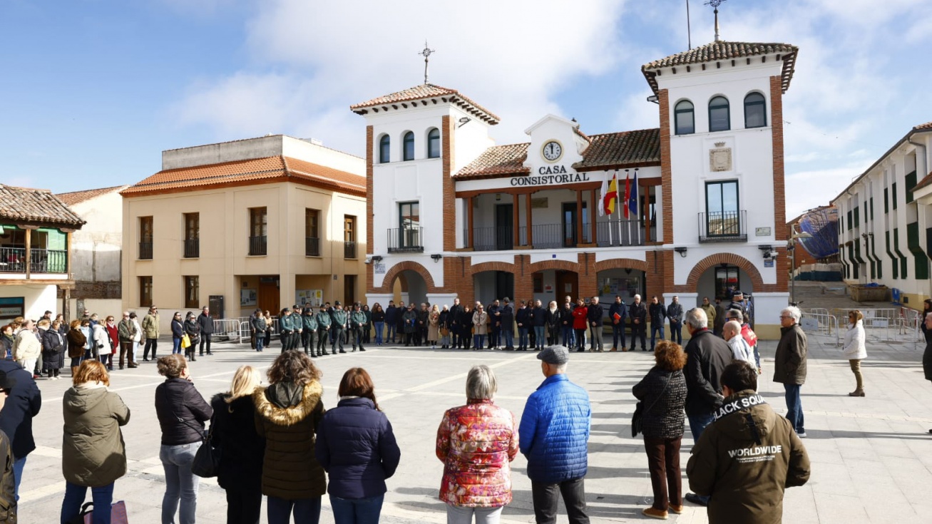 Los vecinos de Pinto guardan un minuto de silencio por los guardias asesinados en Barbate.