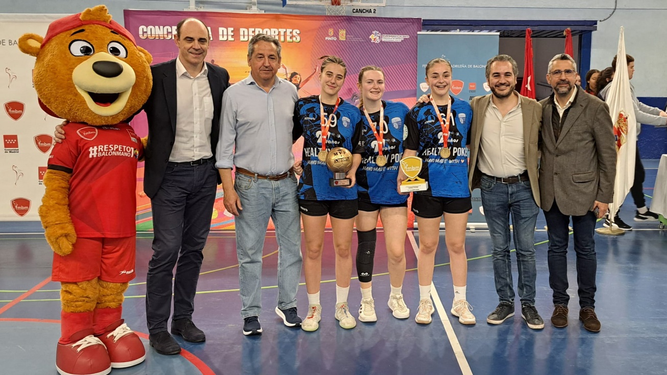 Las tres pinteñas junto a los representantes municipales. Edurne, la primera por la izquierda, sostiene el torneo de MVP.