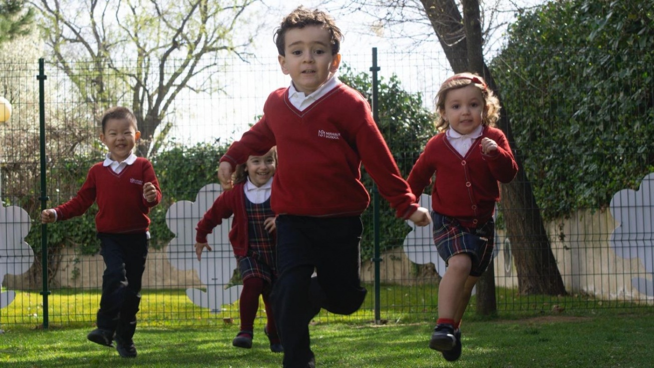Un grupo de alumnos de Infantil corre al aire libre | Fotos de Alfredo I. Rodríguez