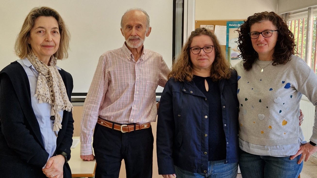 Anguita junto a la directora del instituto y a profesoras del departamento de Biología y Geología.