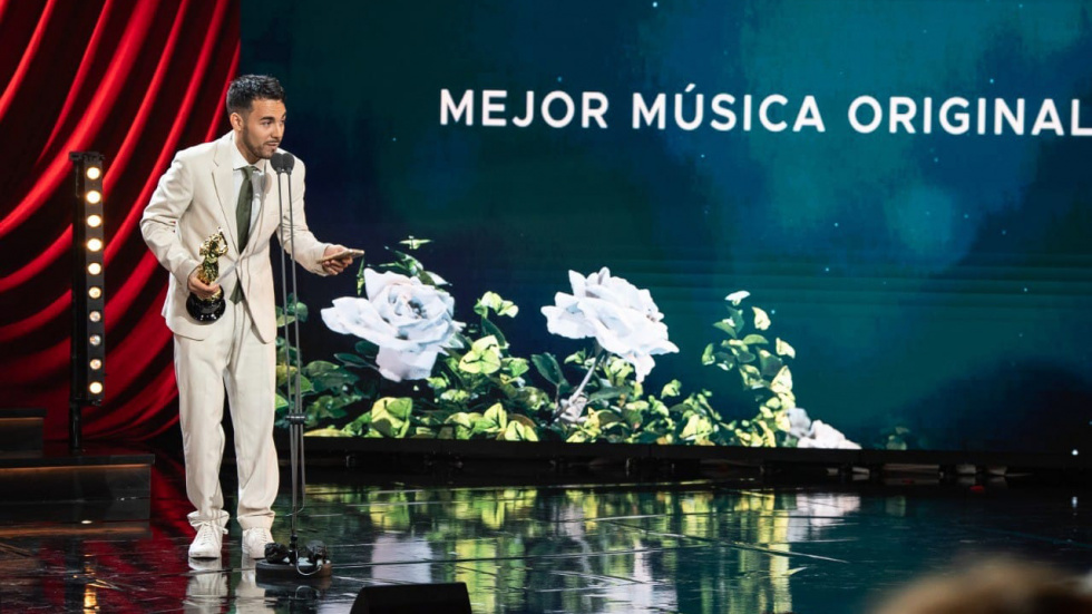 Alberto recibe el premio por Mejor Música Original.