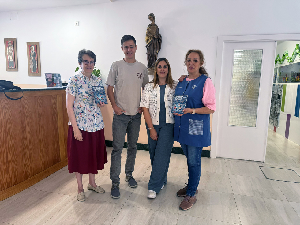 Entrega de libros en el Colegio Nuestra Señora de la Providencia.