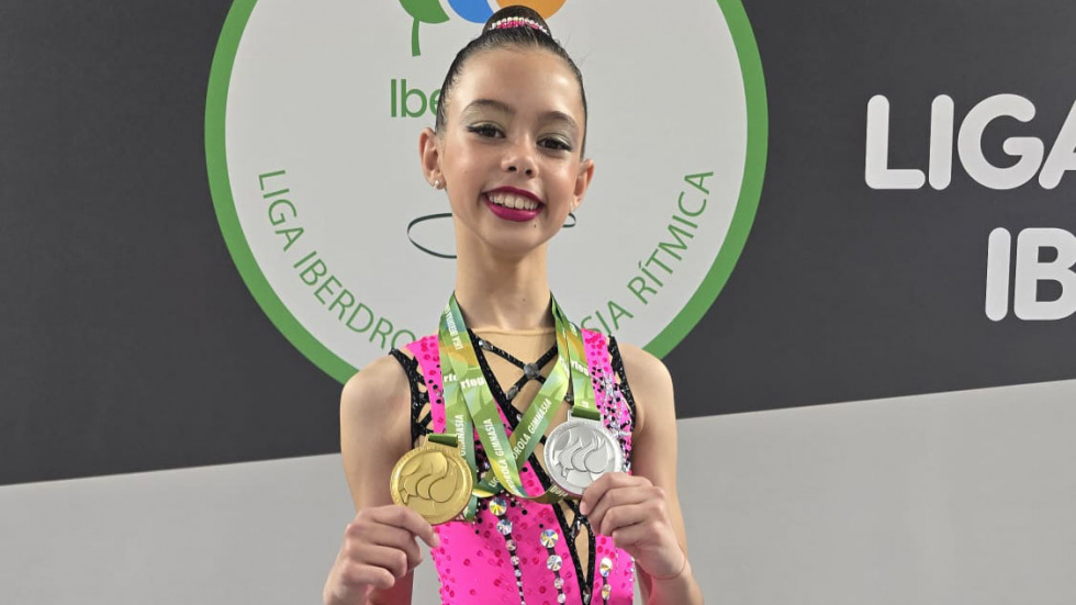 Valeria con su oro individual y la plata cosechada con el equipo.