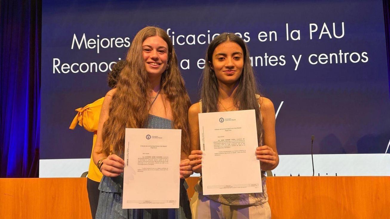 Alejandra y Anais durante el reconocimiento a las mejores notas de la Carlos III.