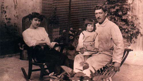 Filiberto, fundador y director de La Región, con su esposa y su hija en el jardín de su casa de Getafe.
