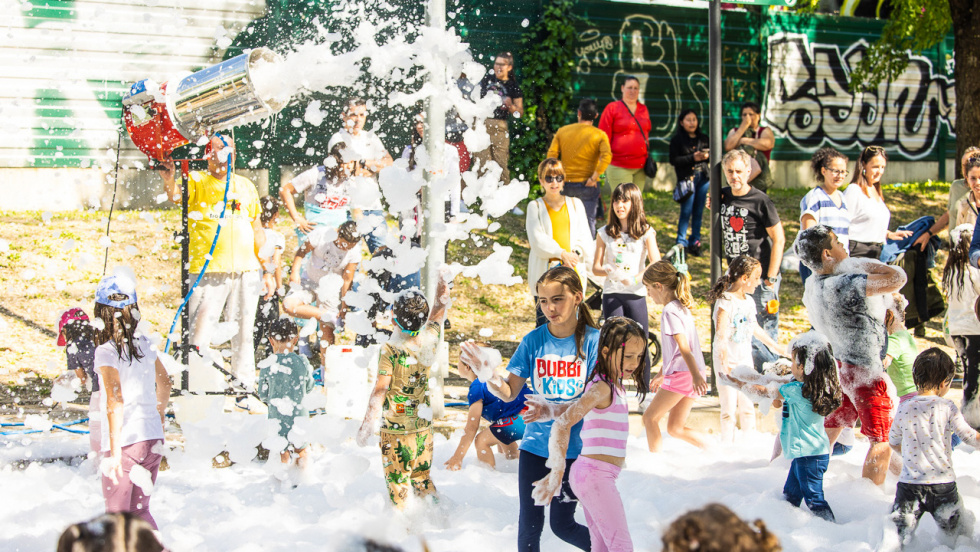 Niños divirtiéndose en la fiesta de la espuma de las fiestas del Prado.