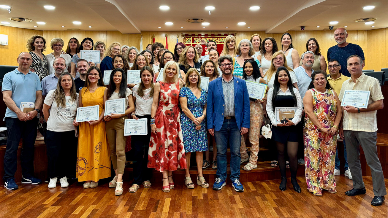Entrega de diplomas a vecinos que han completado programas de formación o cursos en el Ayuntamiento de Pinto.