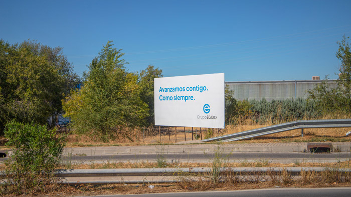Cartel en carretera con el mensaje central de la campaña Lo que permanece: 'Avanzamos contigo. Como siempre.'